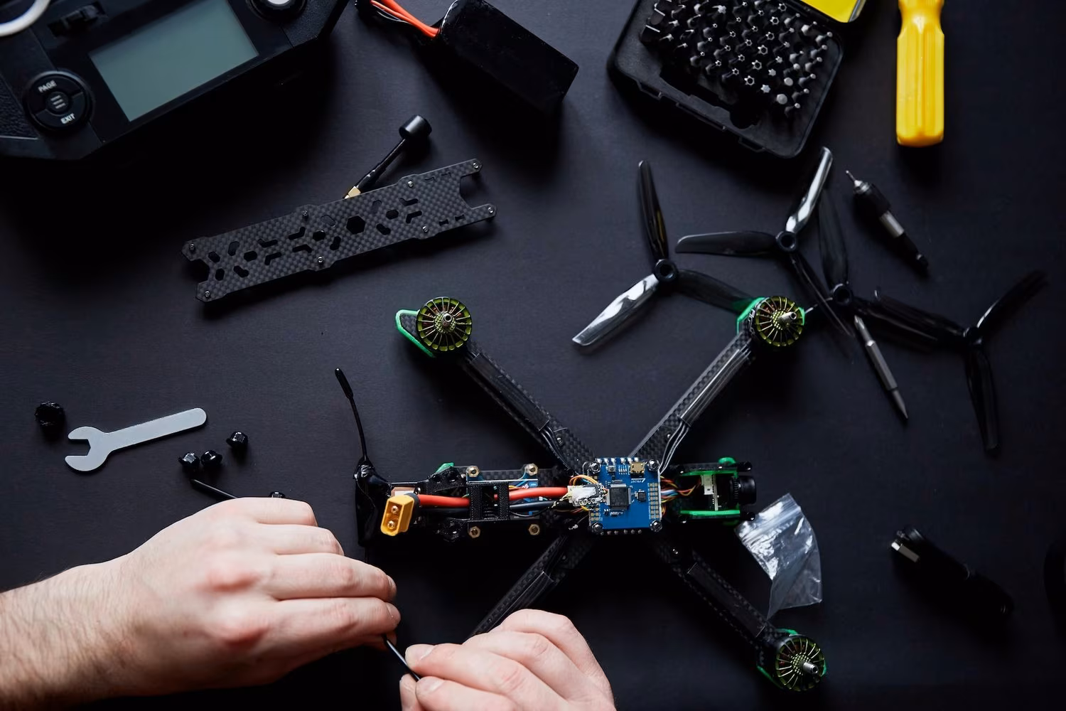Збірка FPV-дрона — руки спеціаліста, компоненти, інструменти